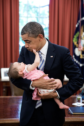 Những hình ảnh ấm áp của Tổng thống Obama bên trẻ nhỏ ảnh 8